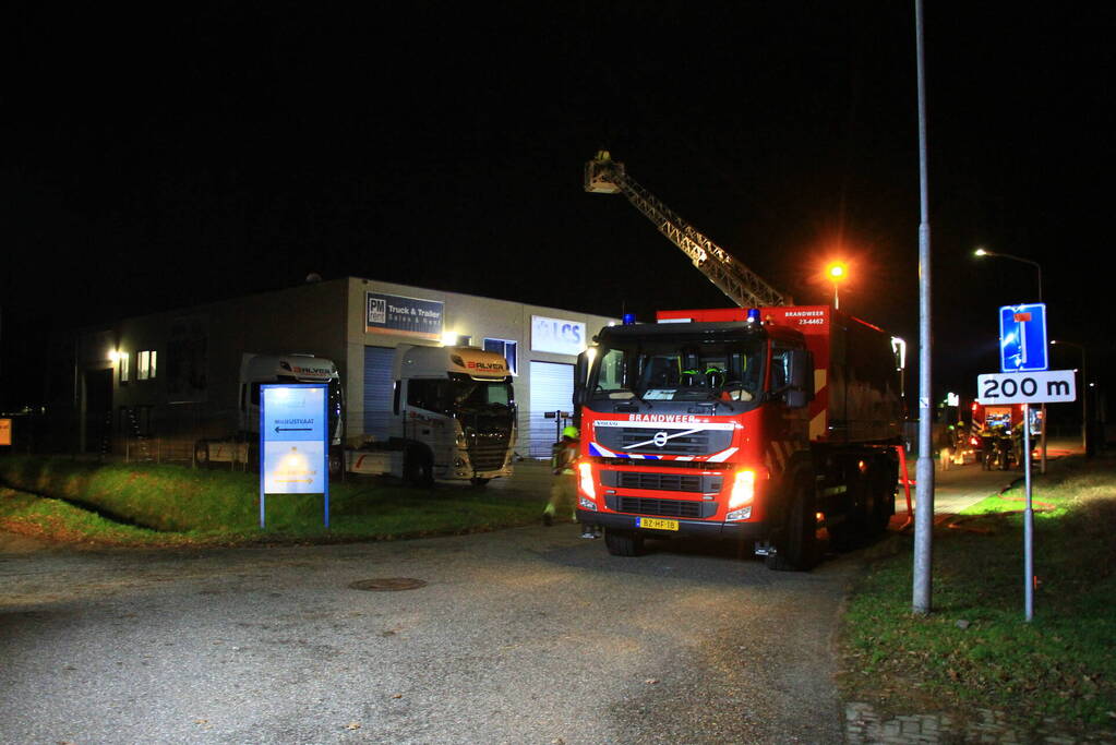 Brandweer blust brand in bedrijfspand