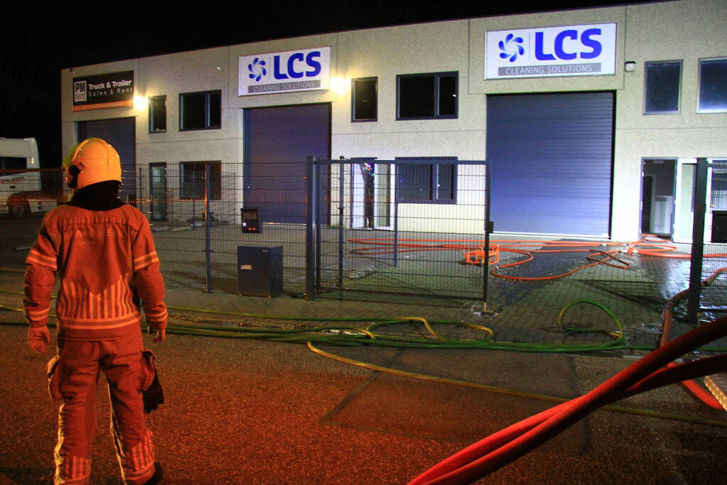 Brandweer blust brand in bedrijfspand