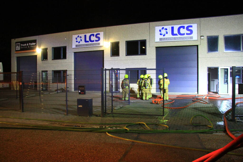 Brandweer blust brand in bedrijfspand