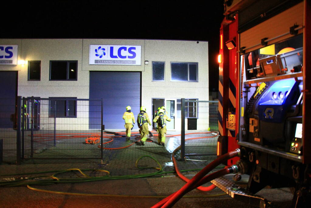 Brandweer blust brand in bedrijfspand