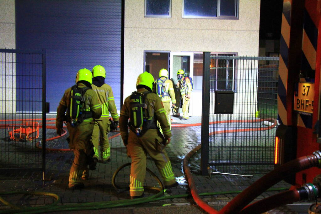 Brandweer blust brand in bedrijfspand