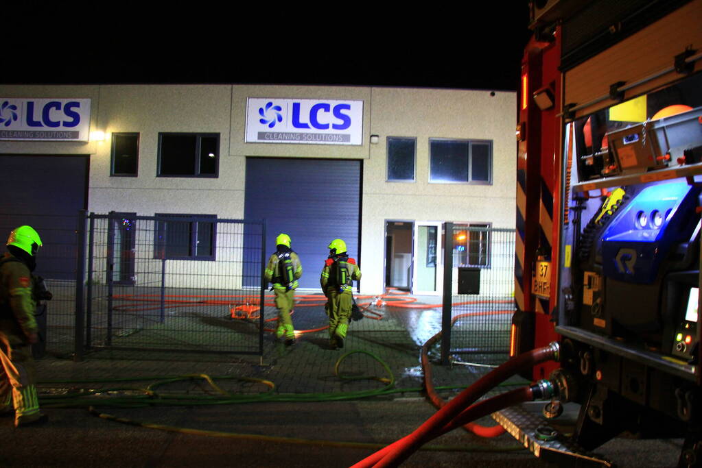 Brandweer blust brand in bedrijfspand