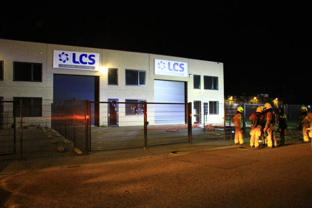 Brandweer blust brand in bedrijfspand