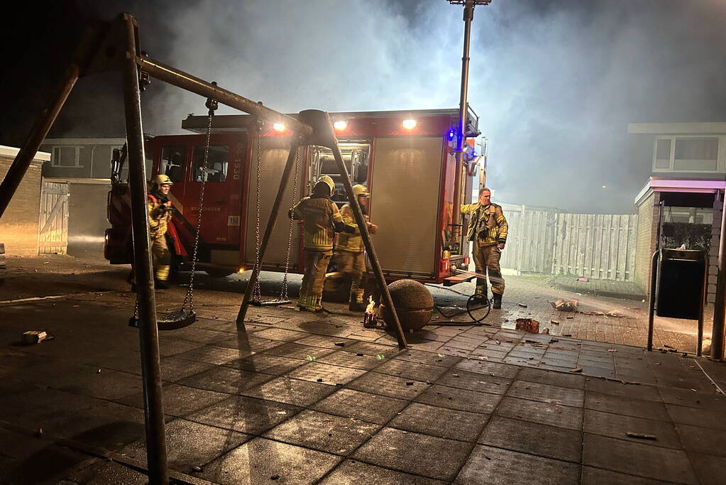 Brandweer blust brand in schuur