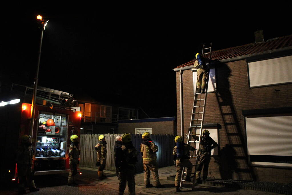 Brandweer controleert dak nadat vuurpijl eronder belandt