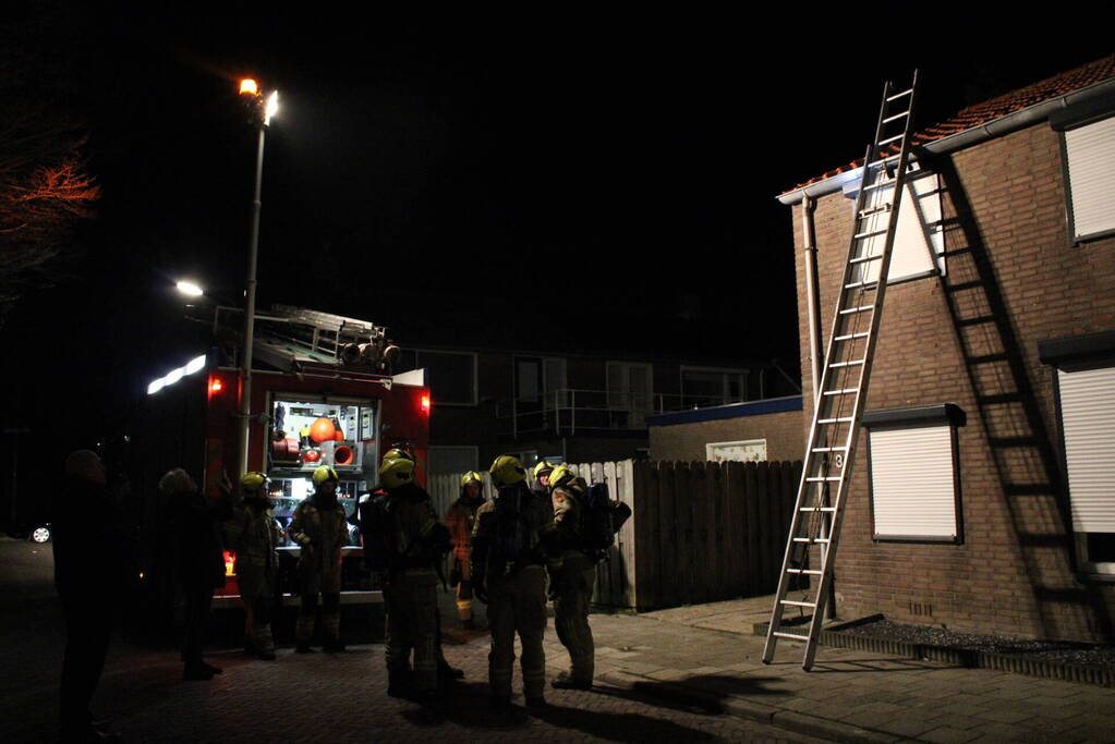 Brandweer controleert dak nadat vuurpijl eronder belandt