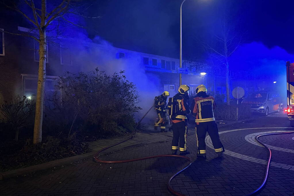 Brandweer blust brandende vuurton en scooter