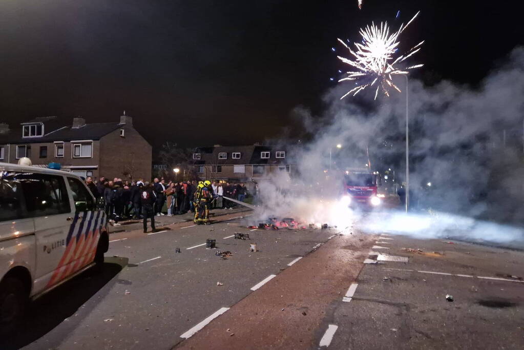 Brandweer blust brandend vuurwerkafval