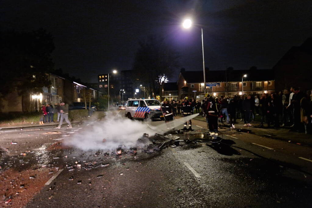 Brandweer blust brandend vuurwerkafval