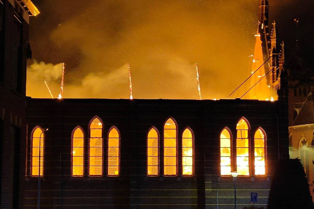 Zeer grote brand in voormalig kerkgebouw