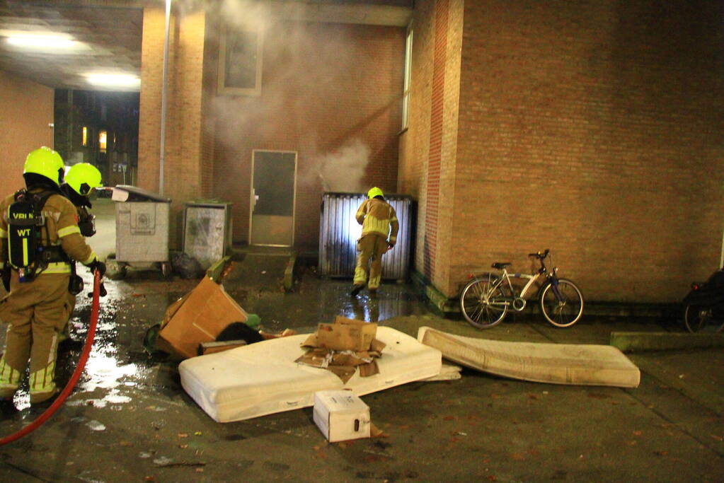 Veel rook bij brand in container