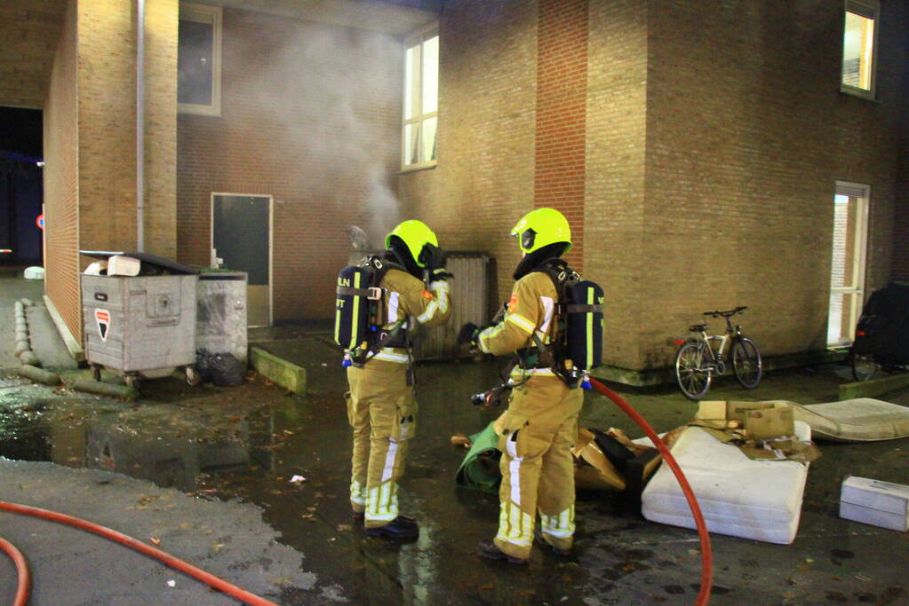 Veel rook bij brand in container