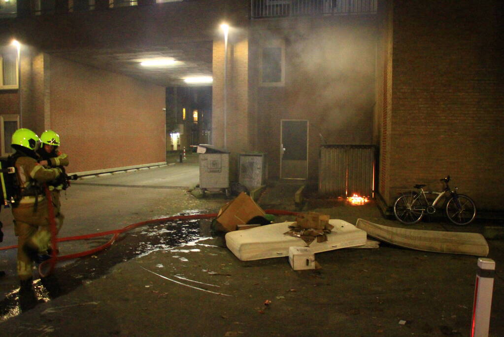 Veel rook bij brand in container