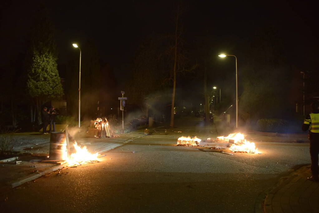 Brandweer blust diverse branden op straat