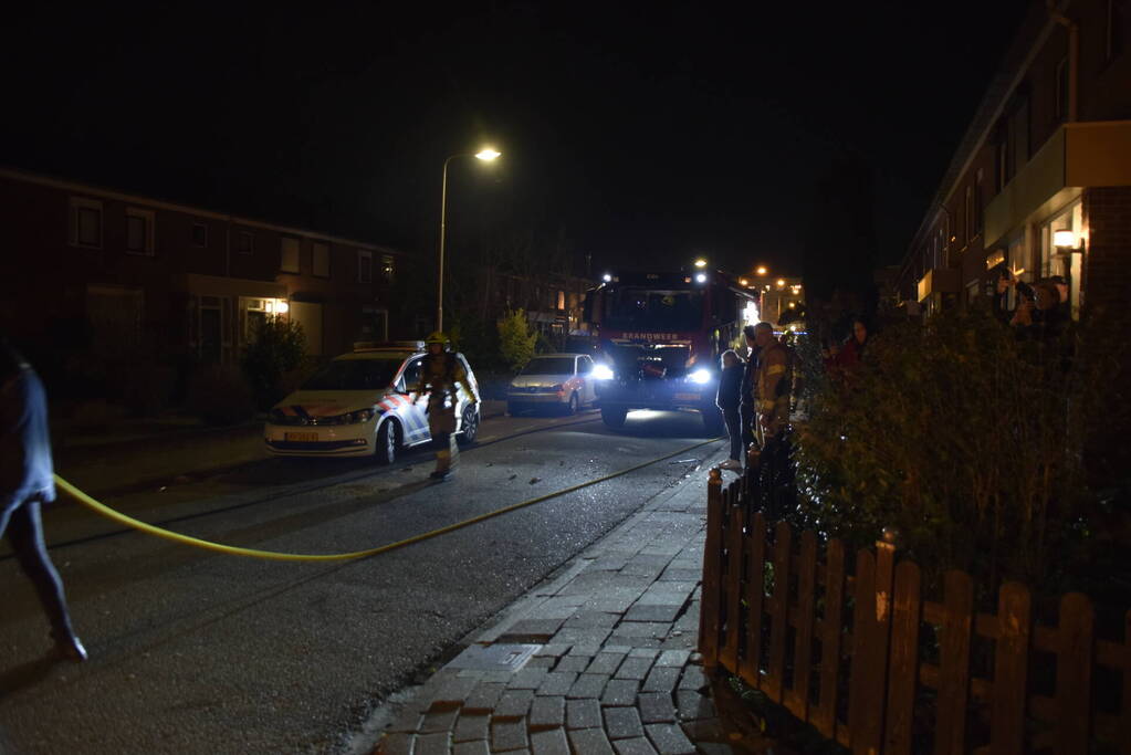 Brandweer blust diverse branden op straat