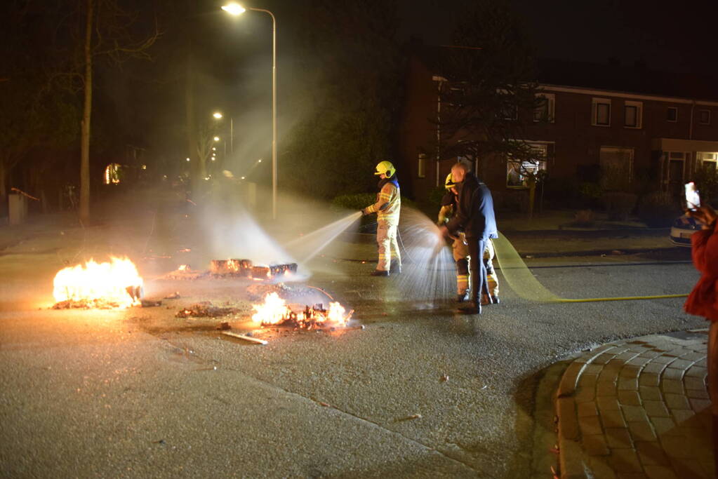 Brandweer blust diverse branden op straat
