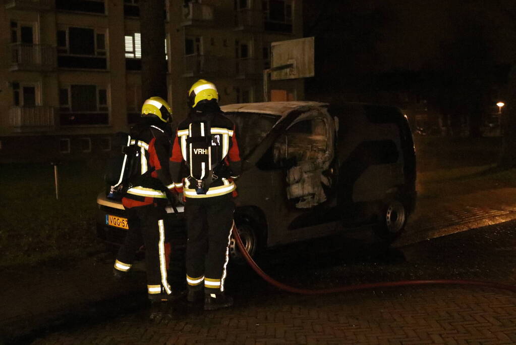 Busje volledig verwoest door brand