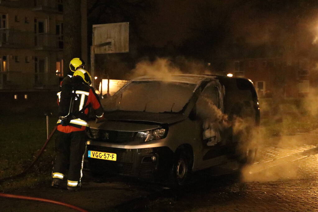 Busje volledig verwoest door brand
