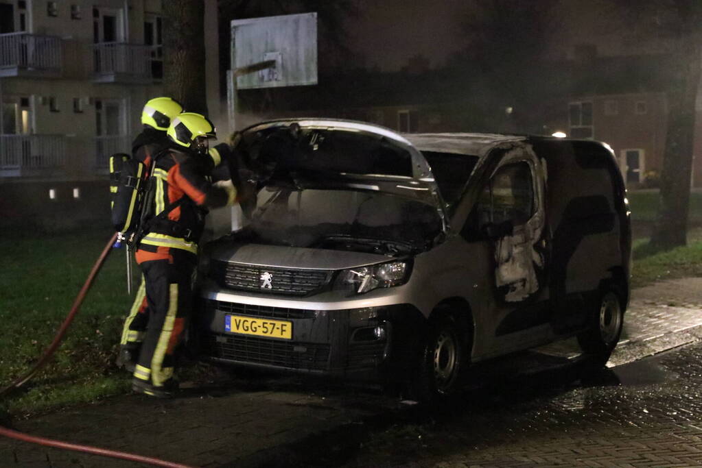 Busje volledig verwoest door brand