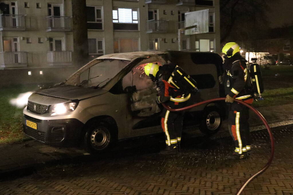 Busje volledig verwoest door brand