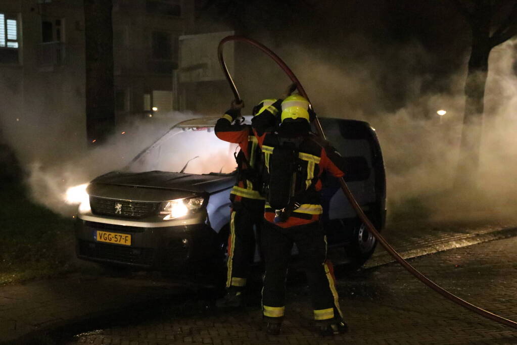 Busje volledig verwoest door brand