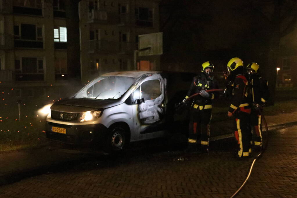 Busje volledig verwoest door brand