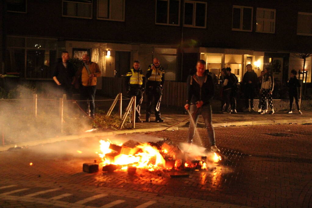 Brandweer blust brandende vuurwerkpotten