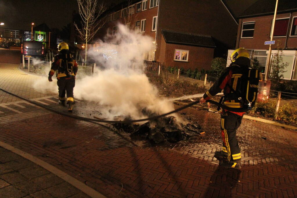 Brandweer blust brandende vuurwerkpotten