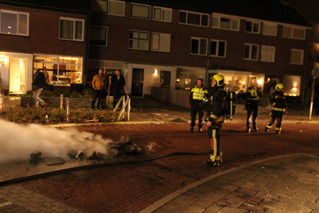Brandweer blust brandende vuurwerkpotten