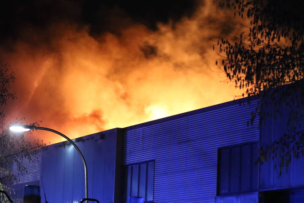Uitslaande brand in bedrijfspand