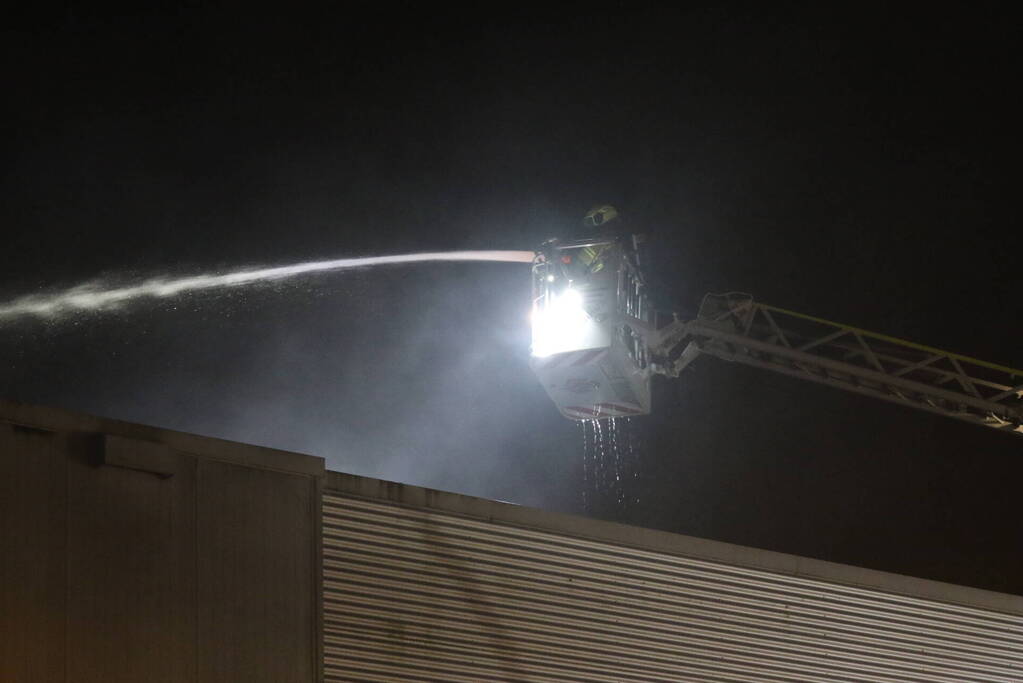 Uitslaande brand in bedrijfspand