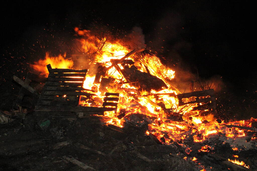 Flinke berg houtafval in brand