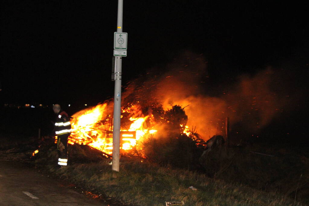 Flinke berg houtafval in brand