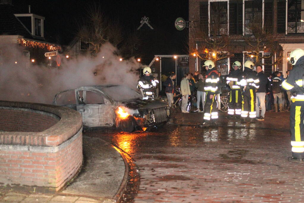 Auto brandt volledig uit