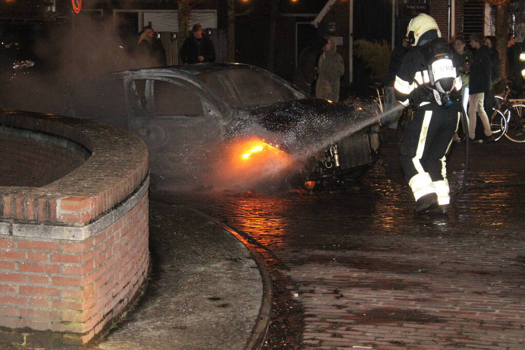 Auto brandt volledig uit