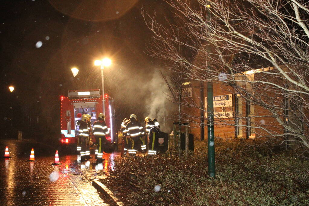 Veel rook door brand in container