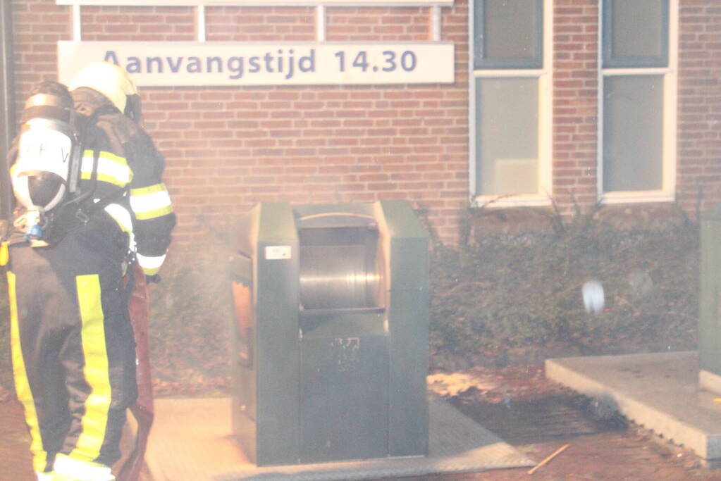 Veel rook door brand in container