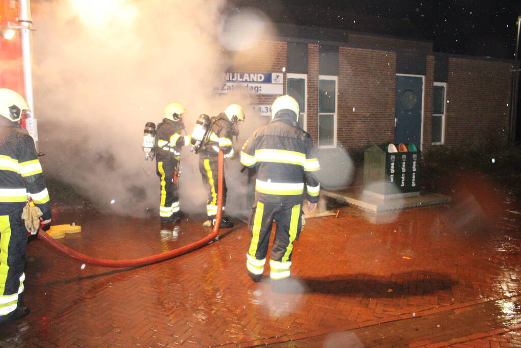 Veel rook door brand in container