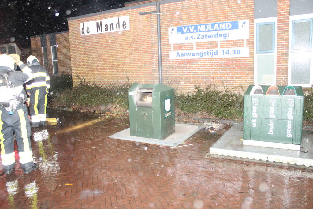 Veel rook door brand in container