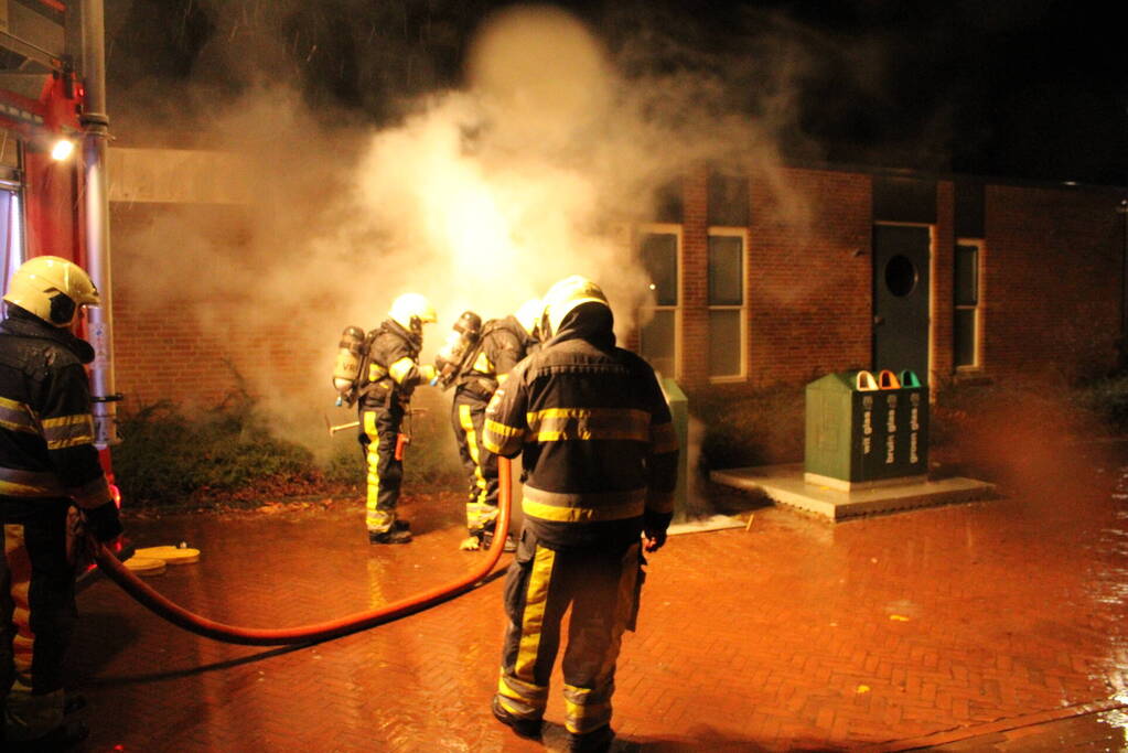 Veel rook door brand in container