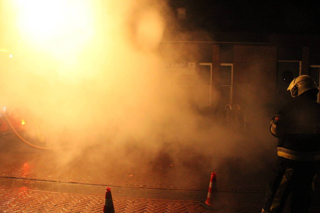 Veel rook door brand in container