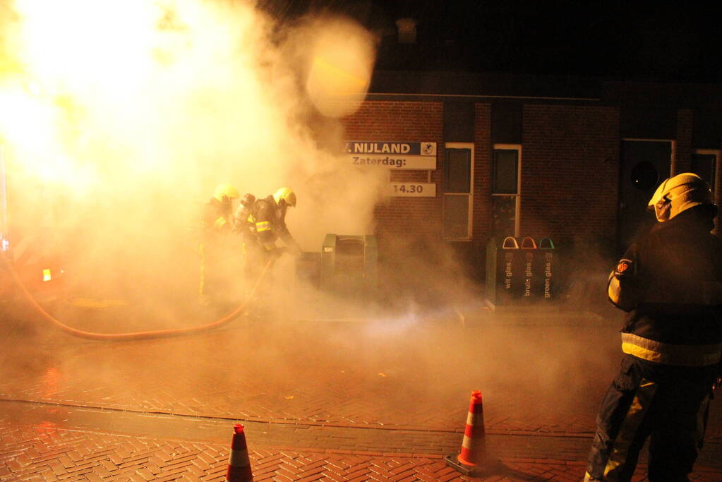 Veel rook door brand in container