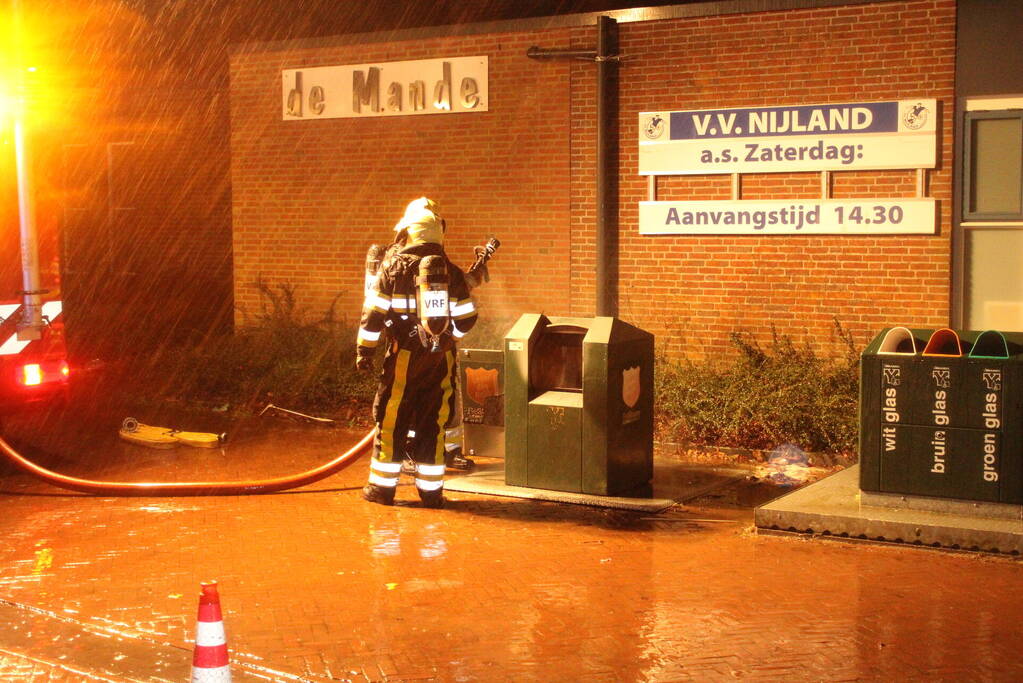 Veel rook door brand in container