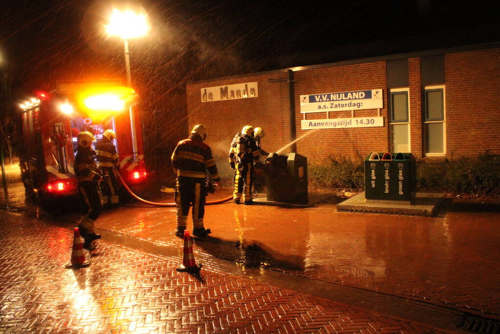 Veel rook door brand in container