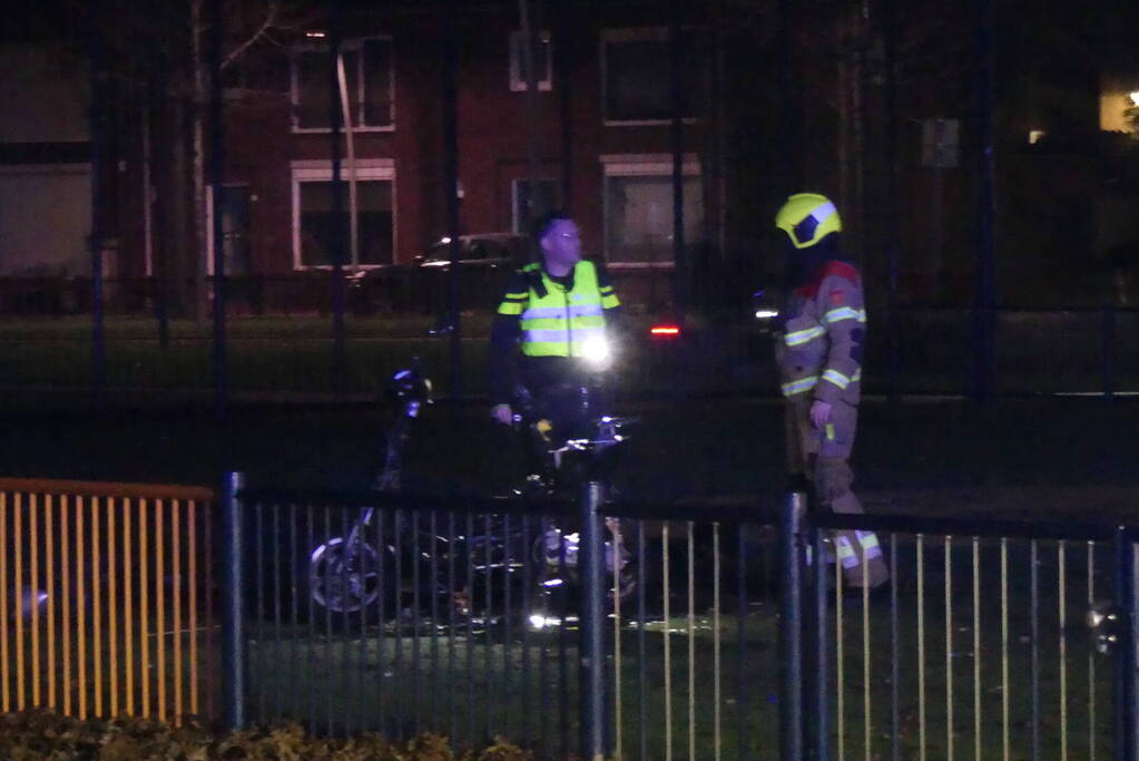 Brandweer blust brandende scooter