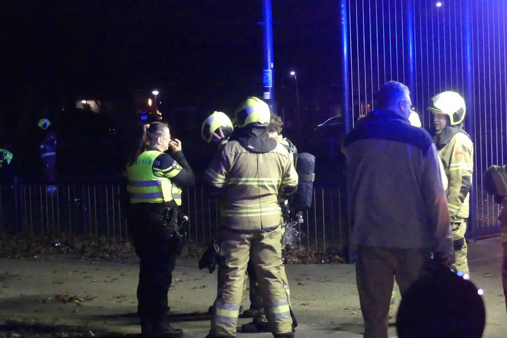 Brandweer blust brandende scooter