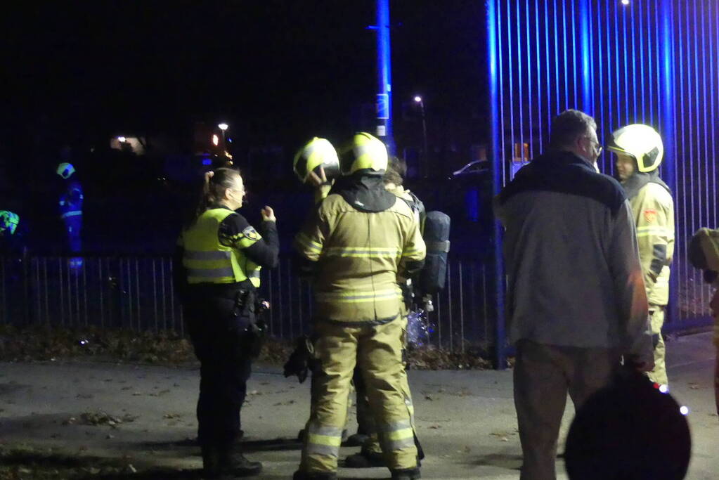 Brandweer blust brandende scooter