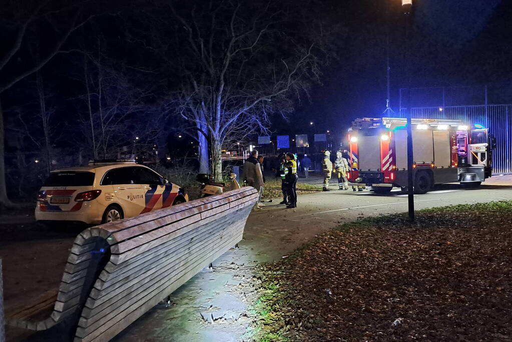 Brandweer blust brandende scooter