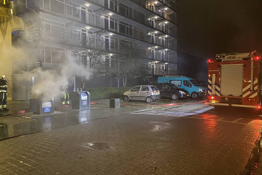 Brandweer blust brandende container