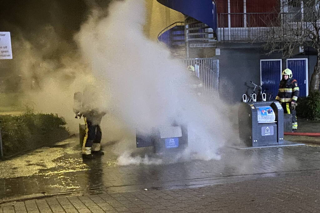 Brandweer blust brandende container